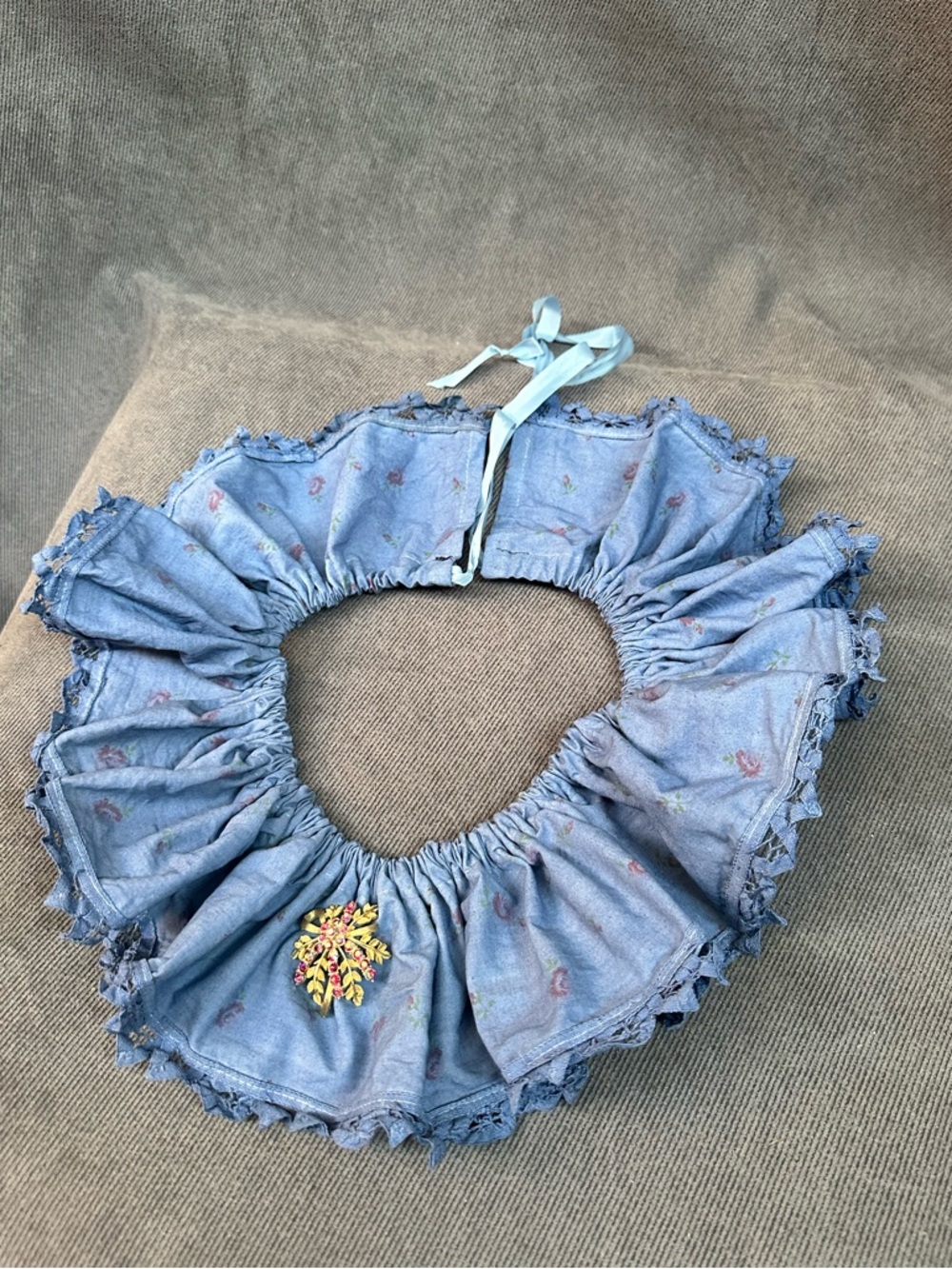 Vintage ruffle clown collar